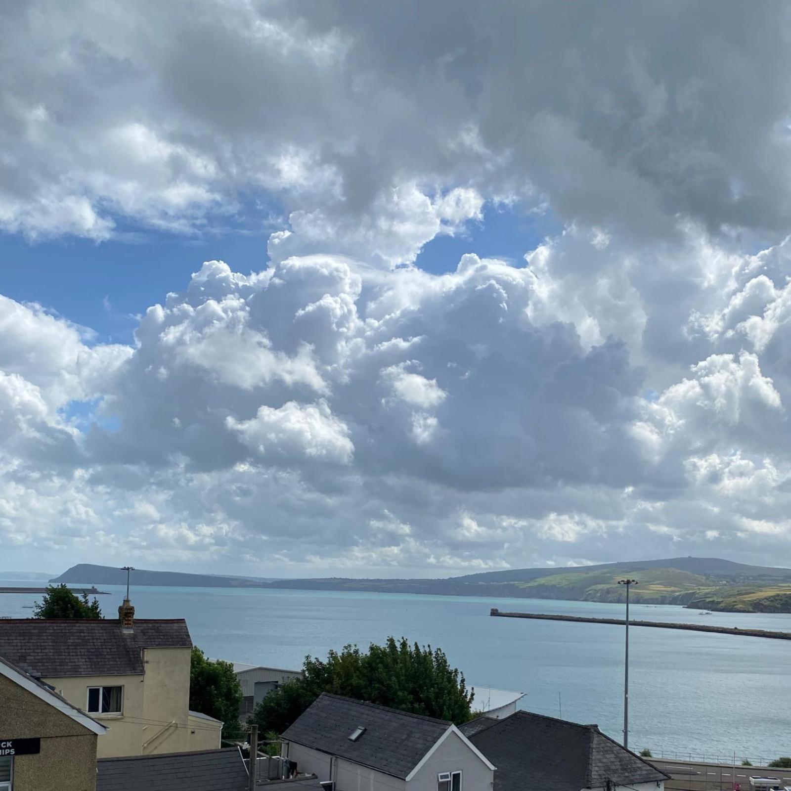 Rose And Crown Hotel & Hope And Anchor Bar Goodwick Екстер'єр фото