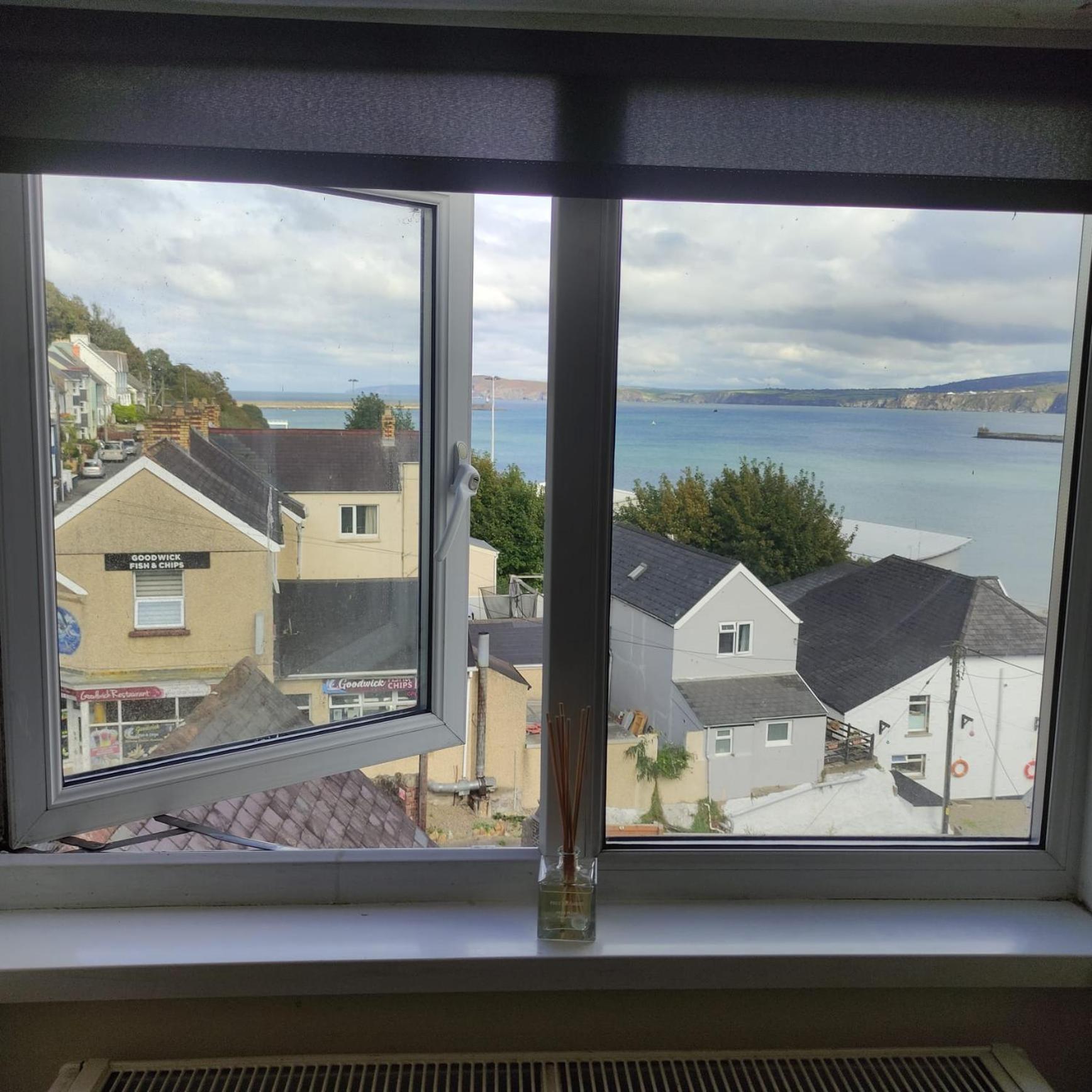 Rose And Crown Hotel & Hope And Anchor Bar Goodwick Екстер'єр фото